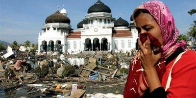 Seorang-Perempuan-Menangis-disamping-Masjid-Agung-Aceh