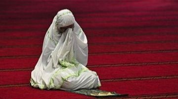 seorah_jamaah_wanita_berdoa_di_masjid_istiqlal_jakarta_ilustrasi_100904205608